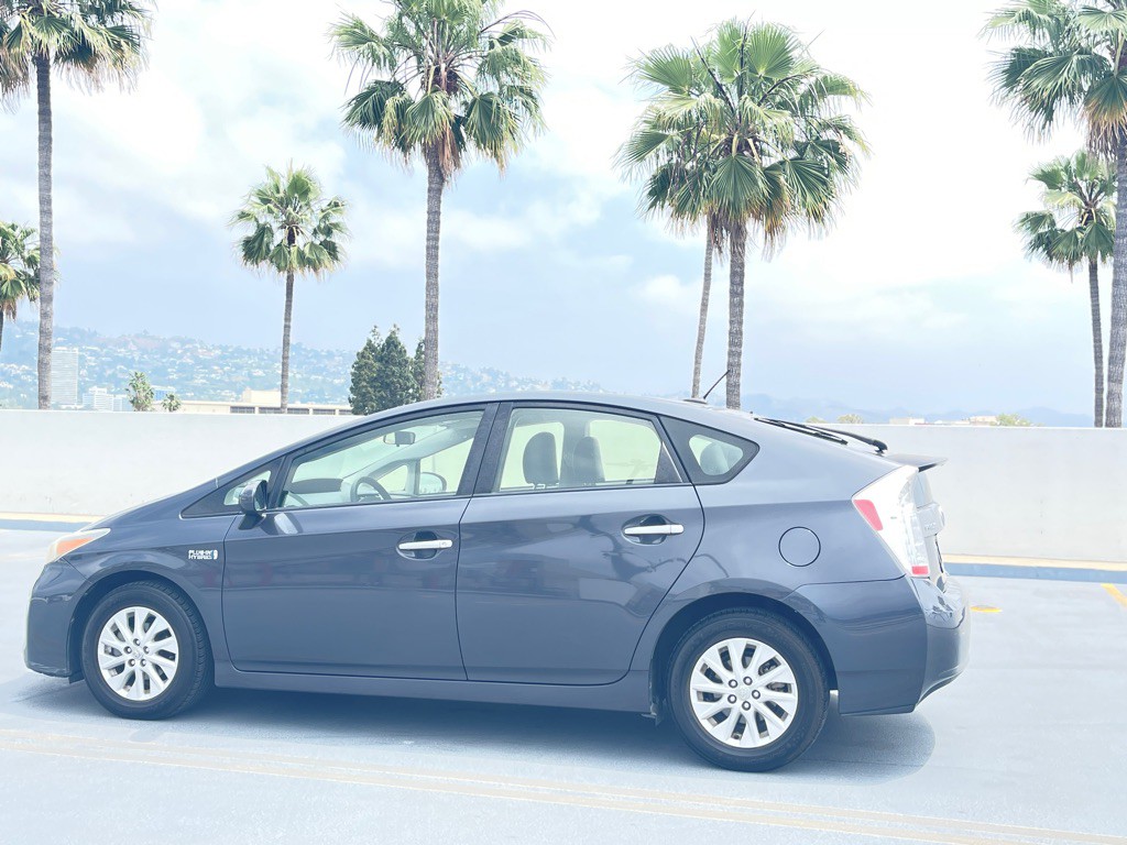 2013 Toyota Prius Image 10