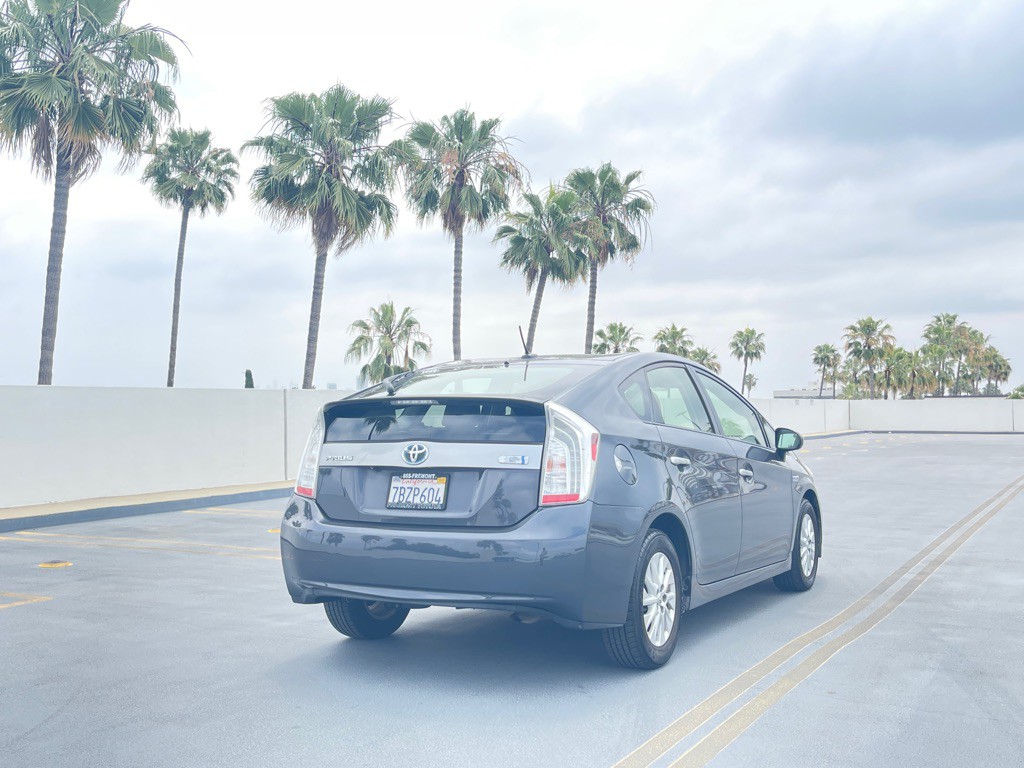 2013 Toyota Prius Image 2