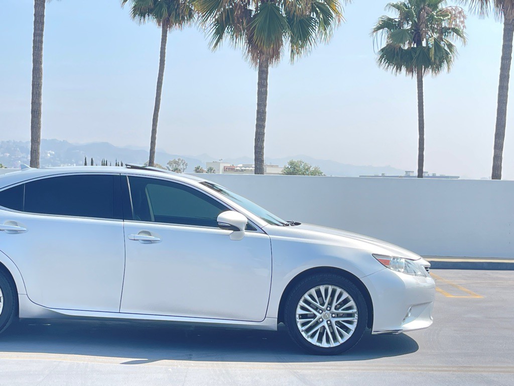2013 Lexus ES Image 20