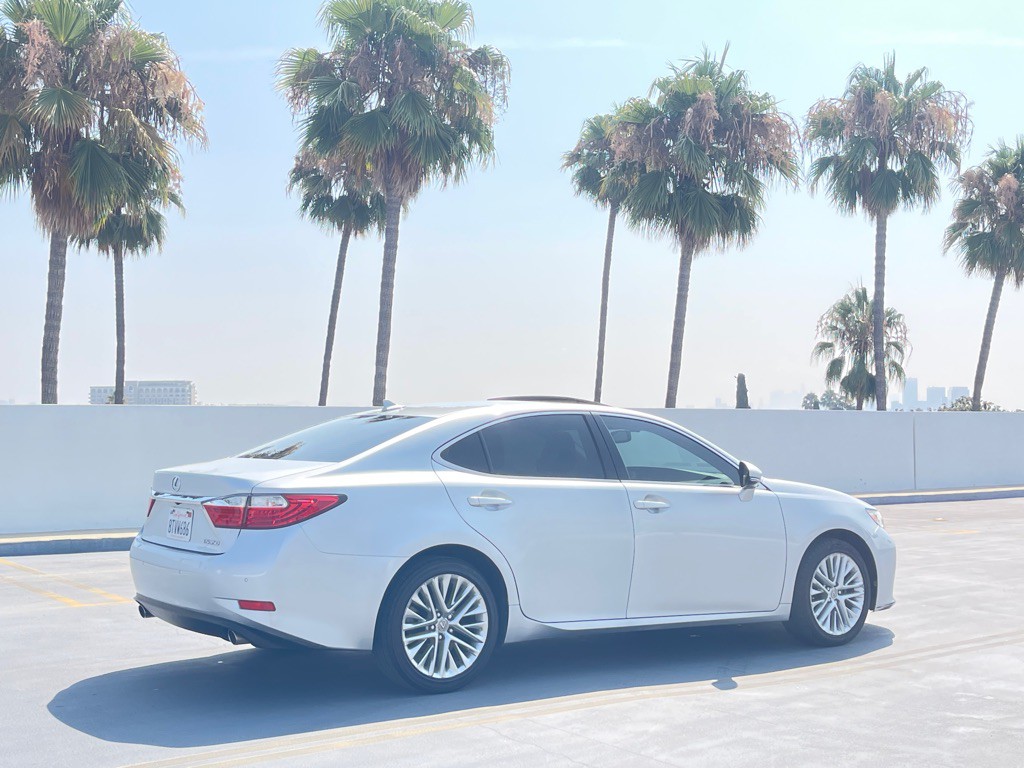 2013 Lexus ES Image 30