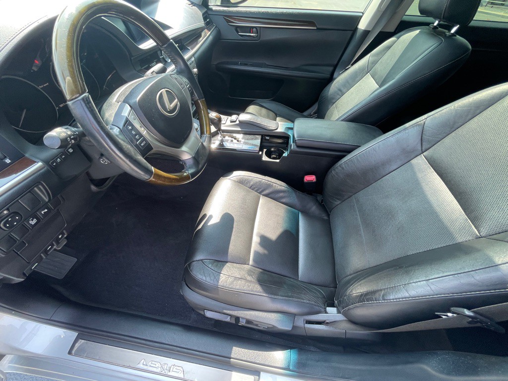 2013 Lexus ES Image 40