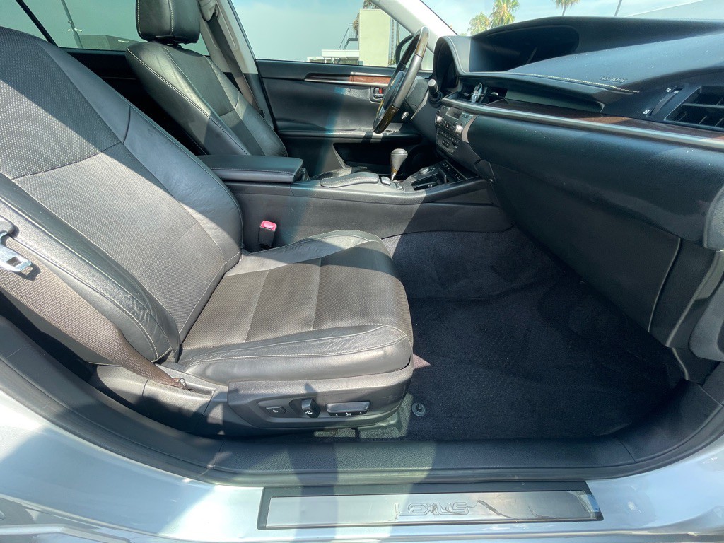 2013 Lexus ES Image 76