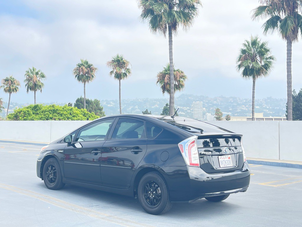 2013 Toyota Prius Image 12
