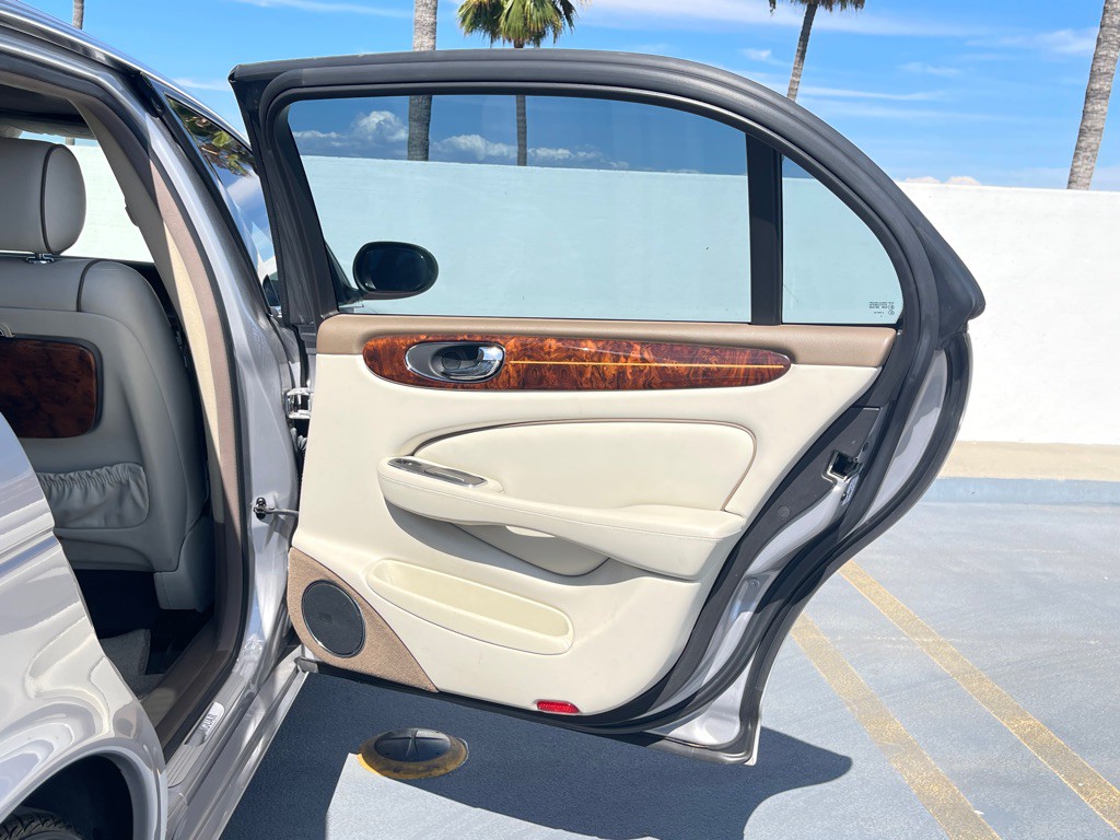 2006 Jaguar Vandenplas Image 40