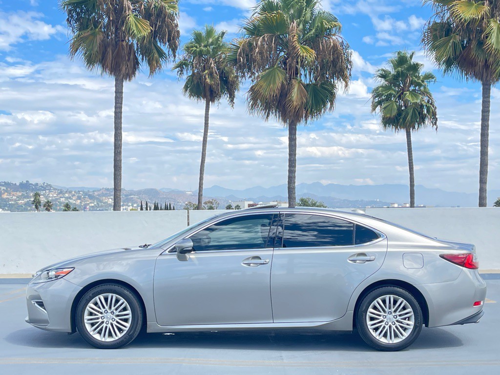 2017 Lexus ES Image 4