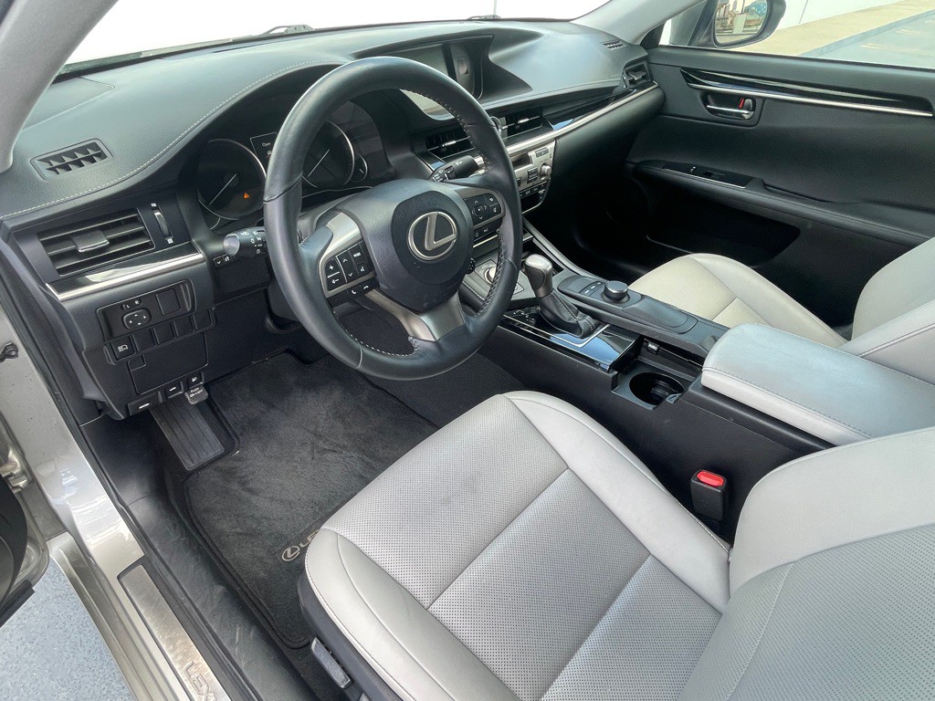 2017 Lexus ES Image 5