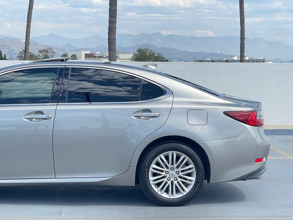 2017 Lexus ES Image 6