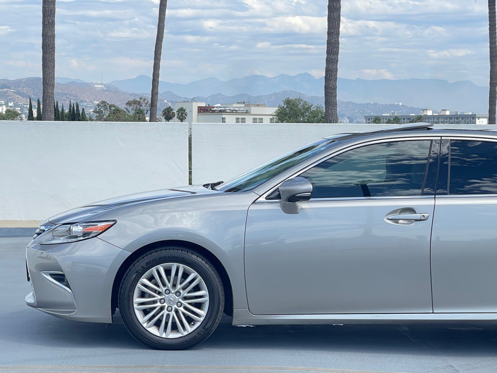 2017 Lexus ES Image 7
