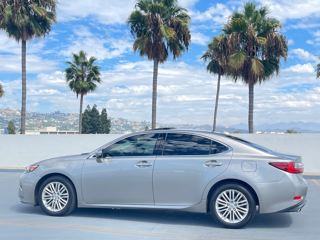 2017 Lexus ES Image 15