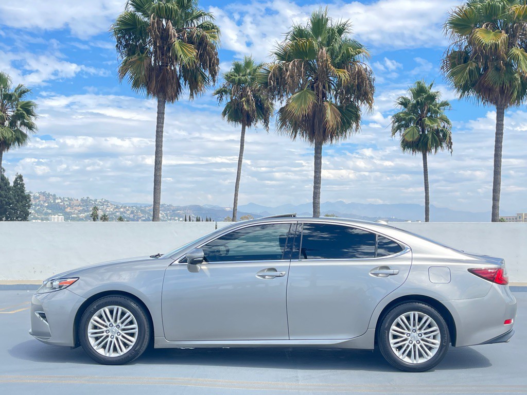 2017 Lexus ES Image 16