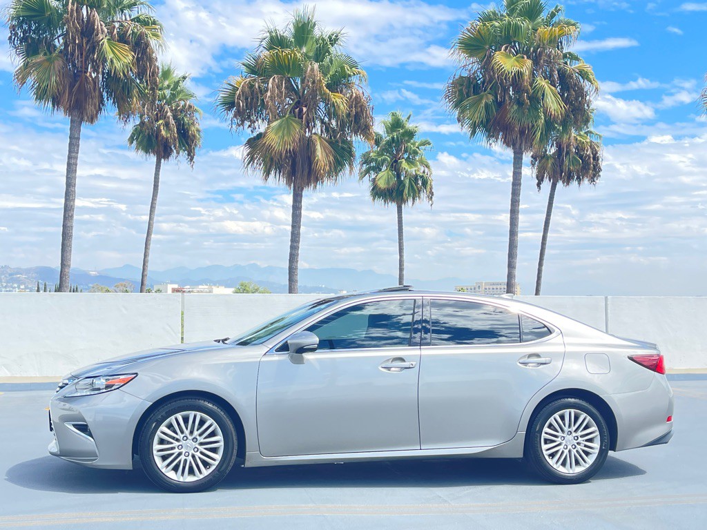 2017 Lexus ES Image 17
