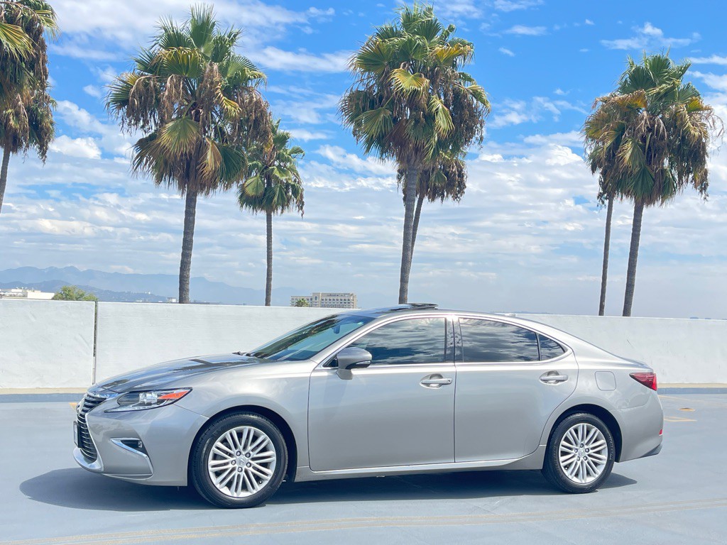 2017 Lexus ES Image 18