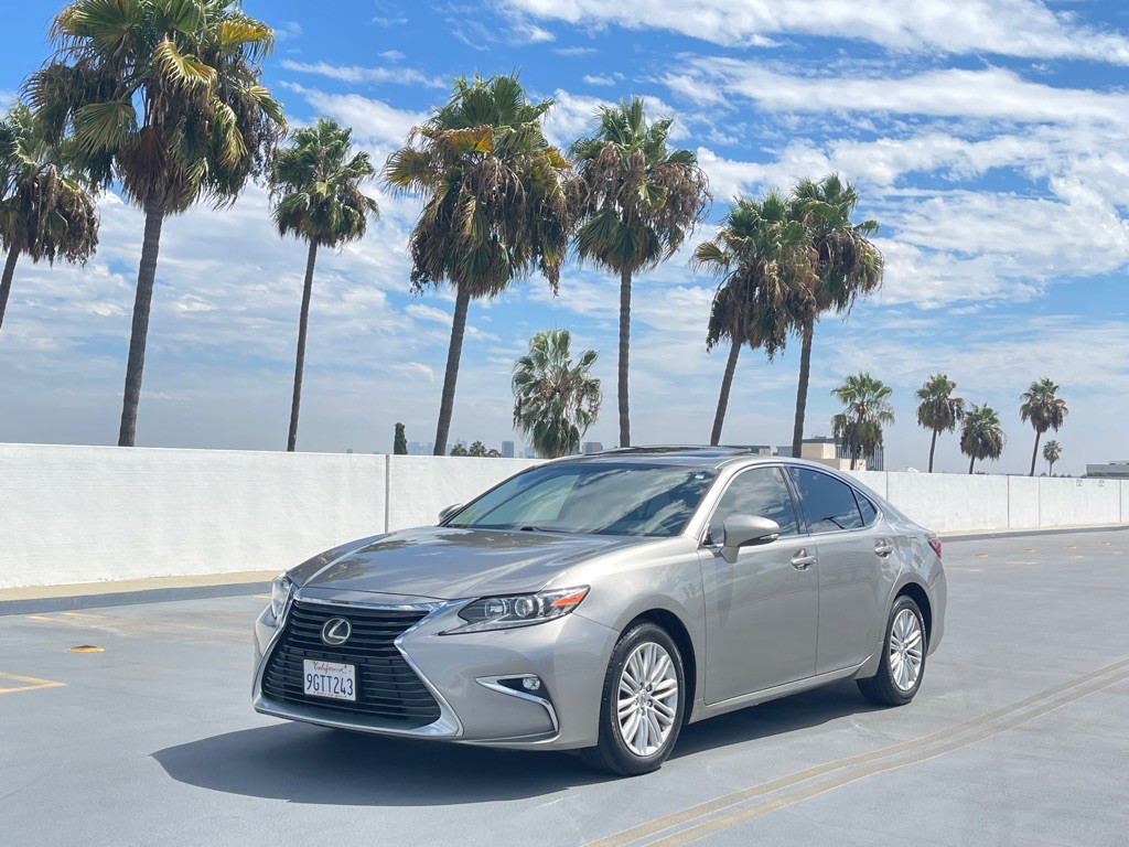 2017 Lexus ES Image 20