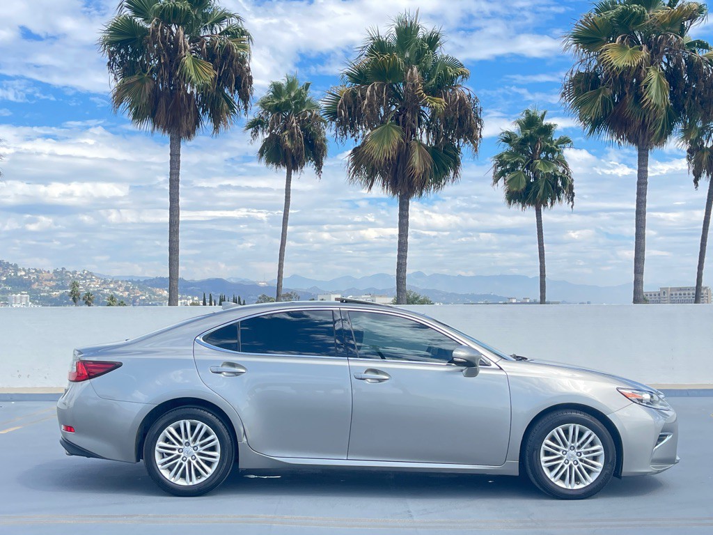 2017 Lexus ES Image 27