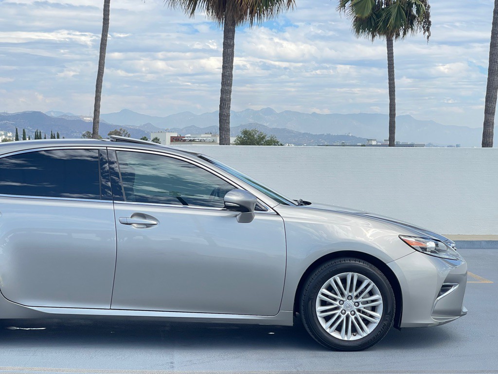 2017 Lexus ES Image 28