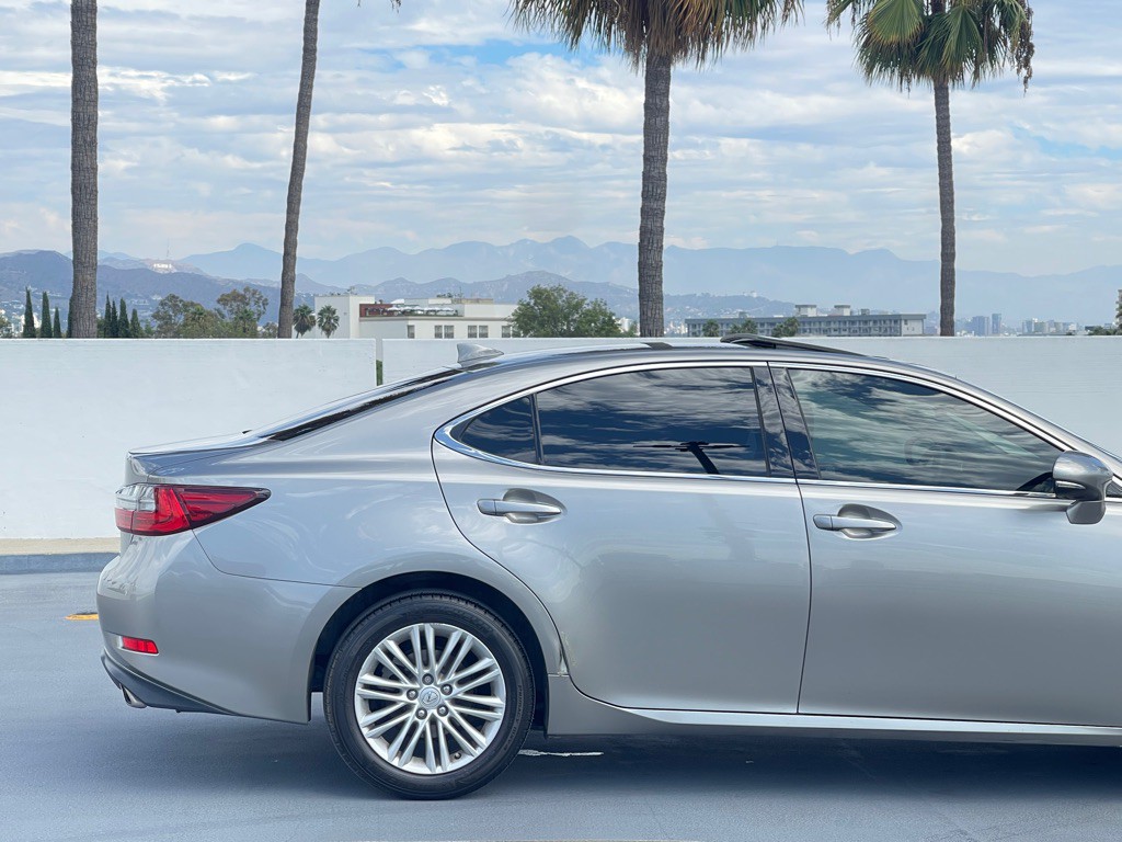 2017 Lexus ES Image 29