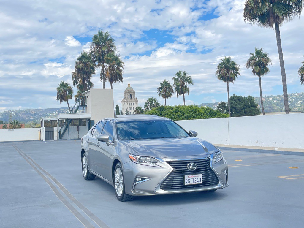 2017 Lexus ES Image 32
