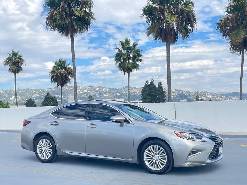 2017 Lexus ES Image 36