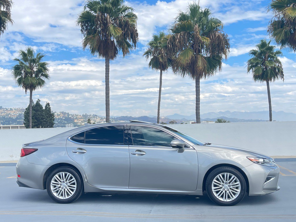2017 Lexus ES Image 38