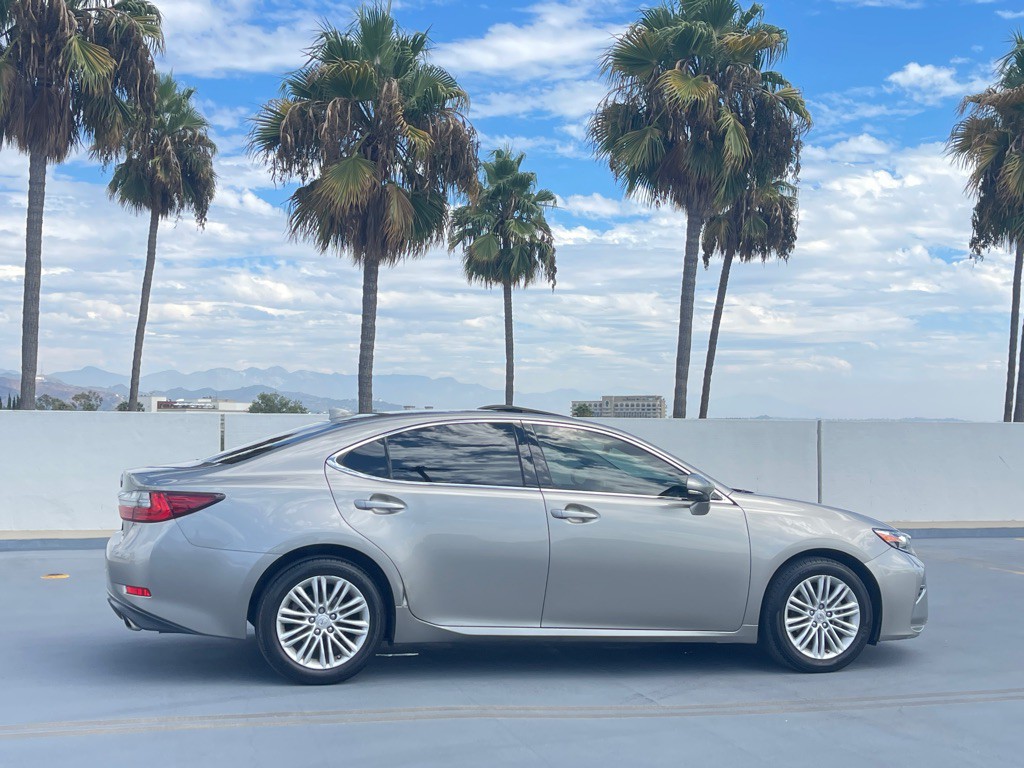 2017 Lexus ES Image 39