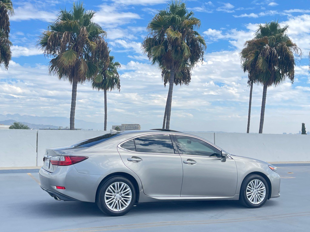 2017 Lexus ES Image 40