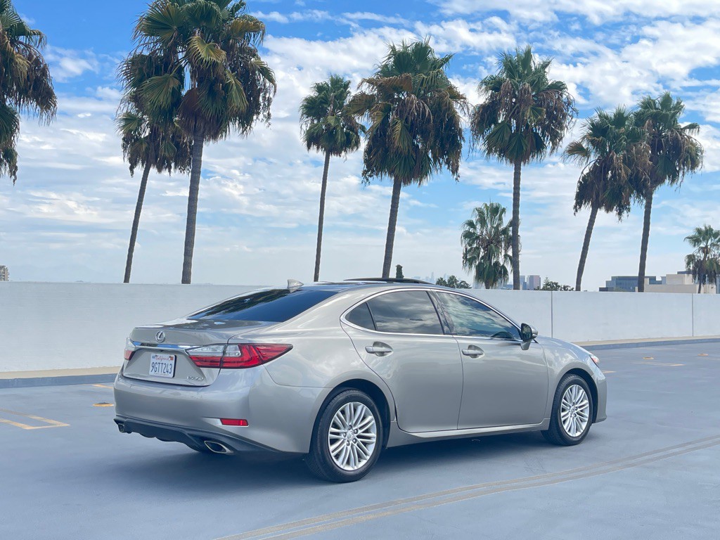 2017 Lexus ES Image 42
