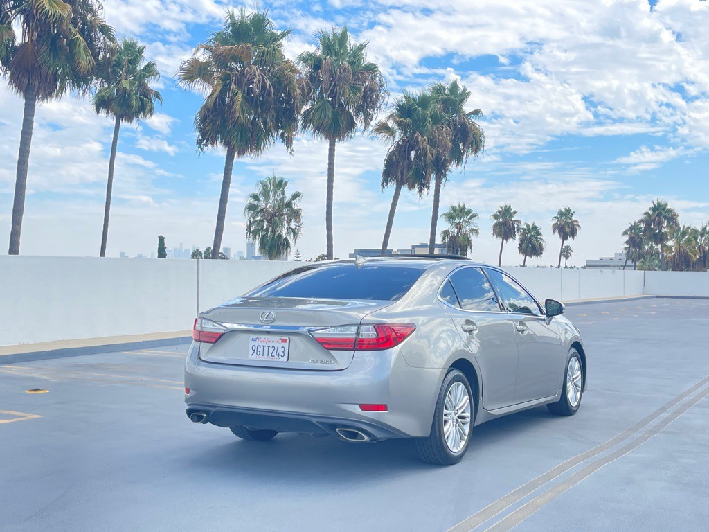 2017 Lexus ES Image 44
