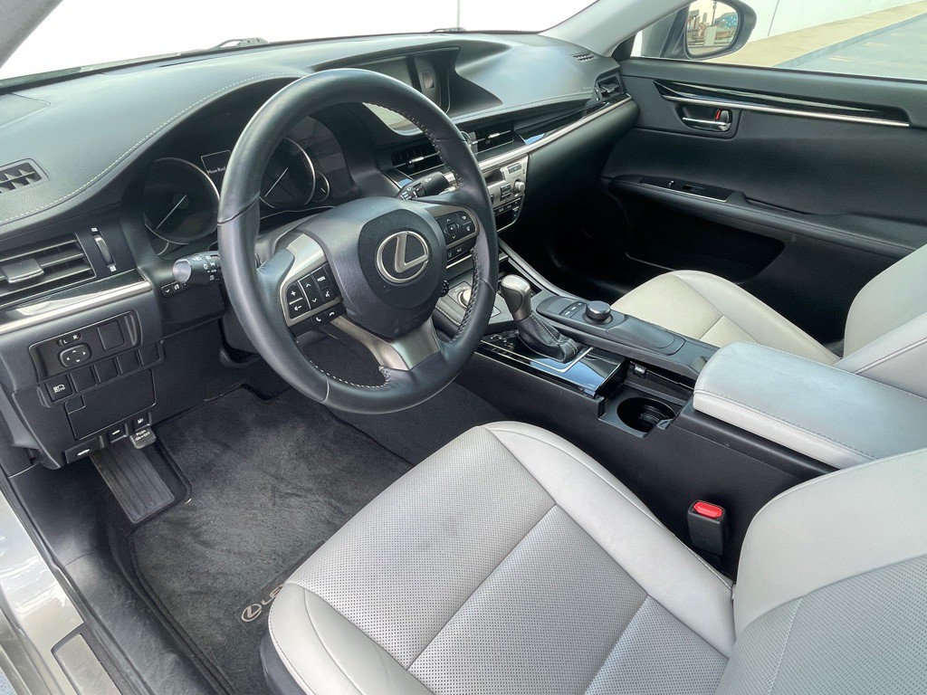 2017 Lexus ES Image 56