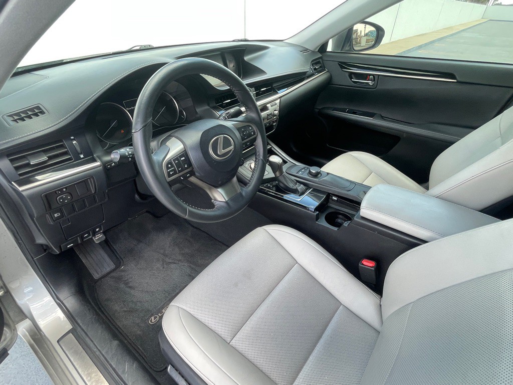 2017 Lexus ES Image 57