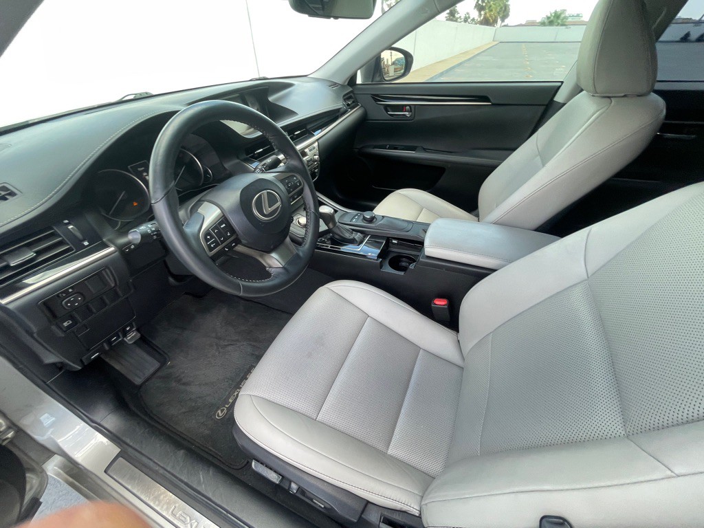 2017 Lexus ES Image 59