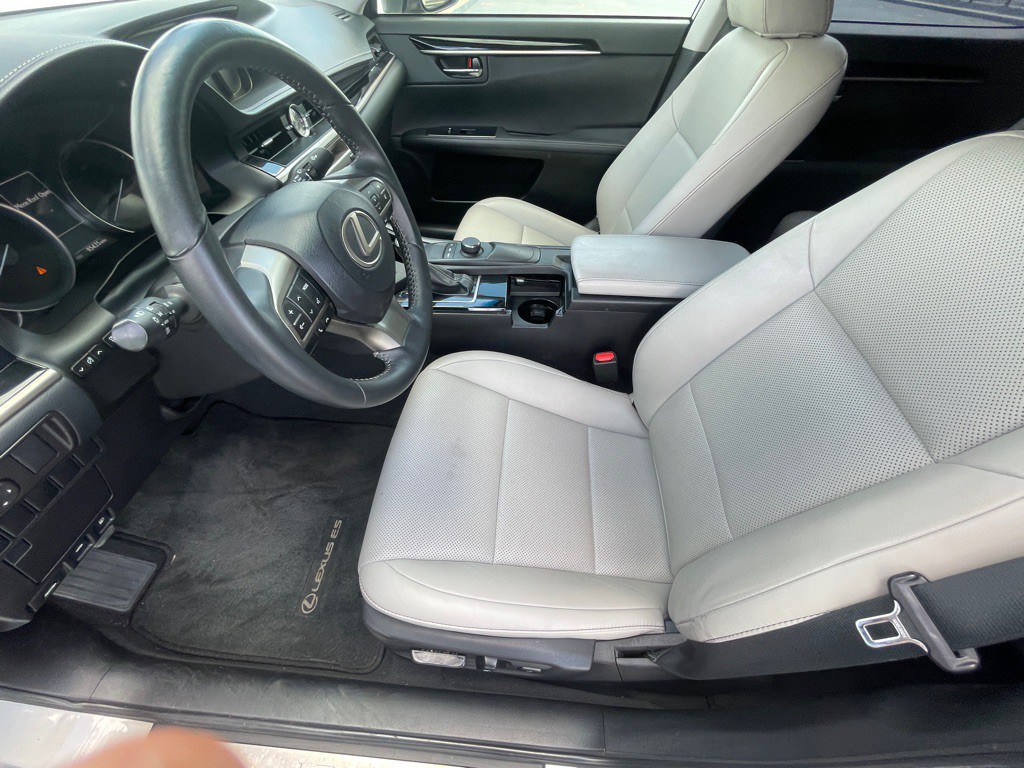 2017 Lexus ES Image 60
