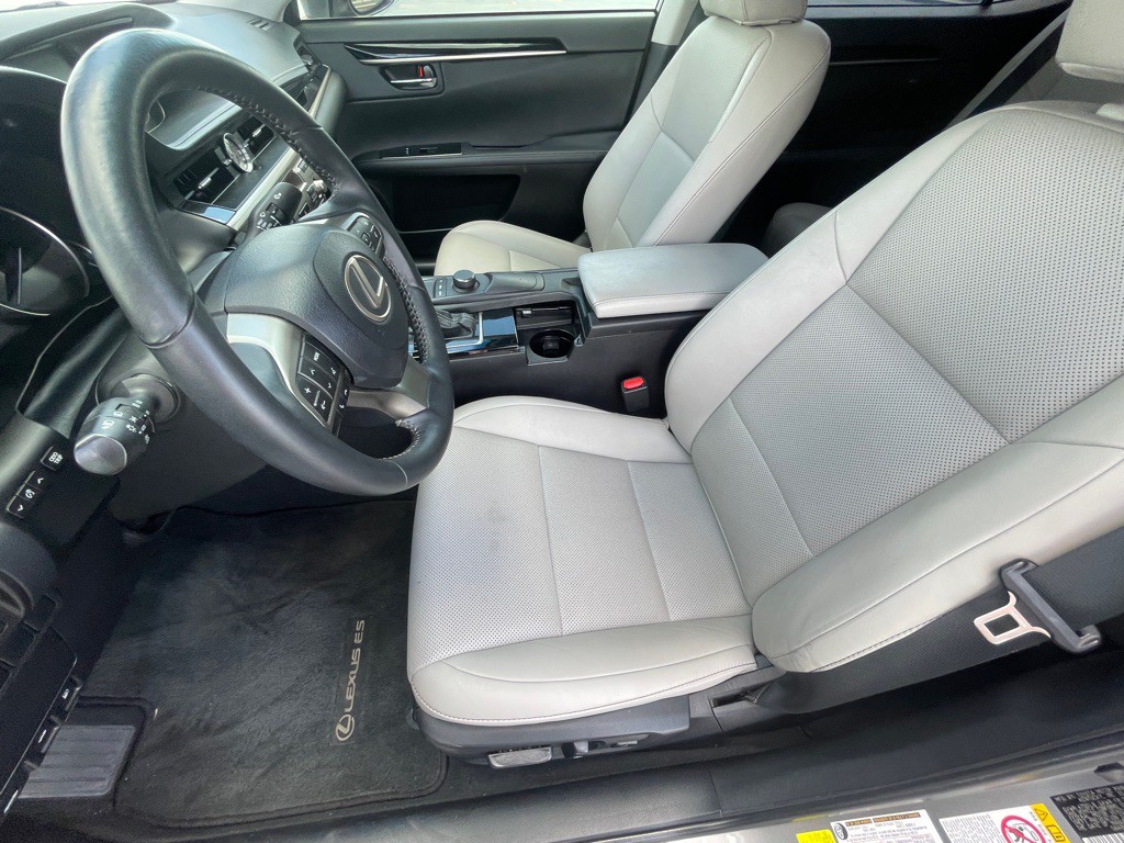2017 Lexus ES Image 61