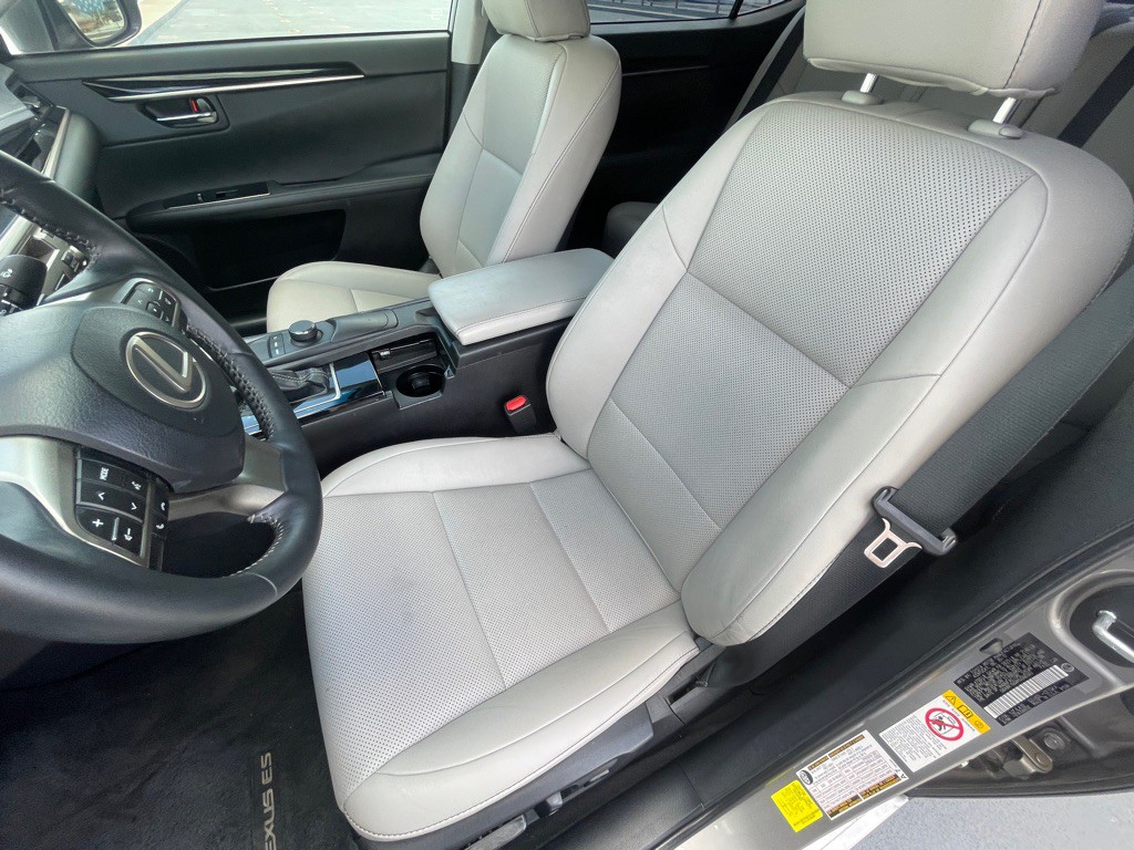 2017 Lexus ES Image 62