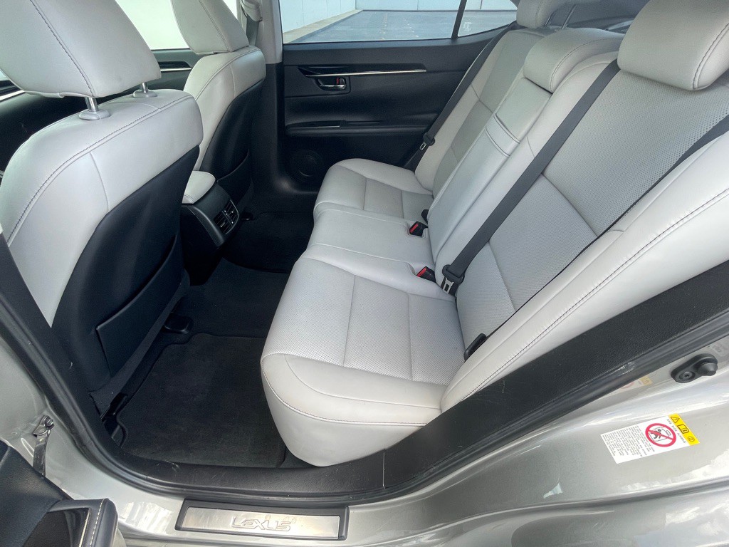 2017 Lexus ES Image 66