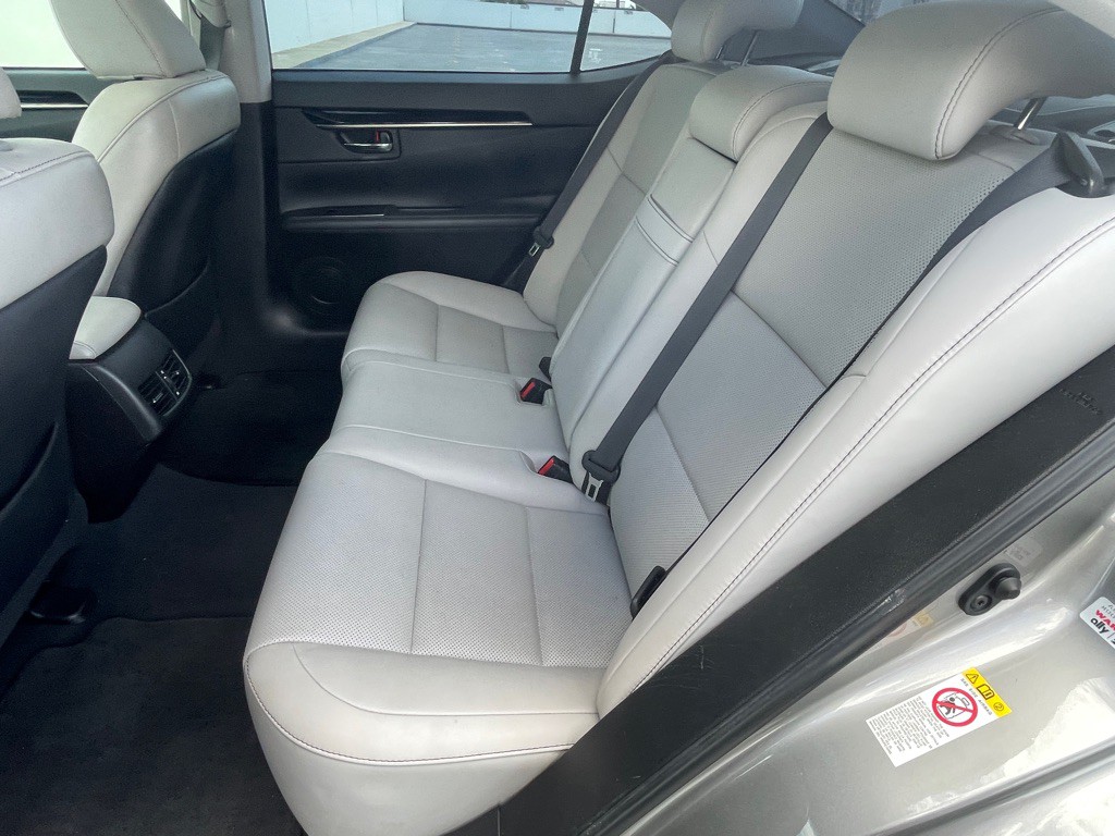 2017 Lexus ES Image 68