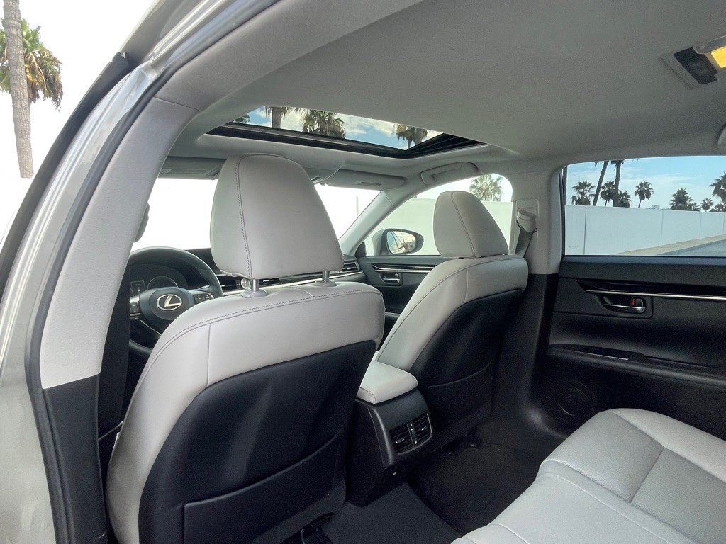 2017 Lexus ES Image 72