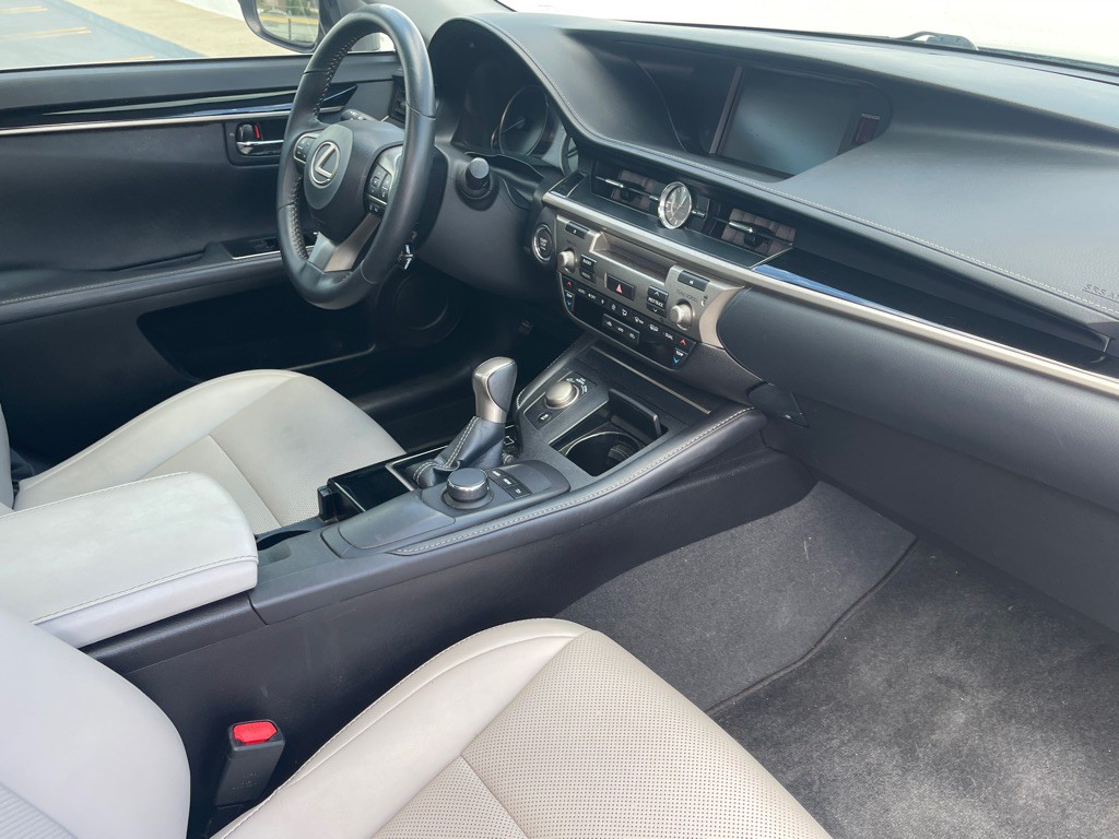 2017 Lexus ES Image 85