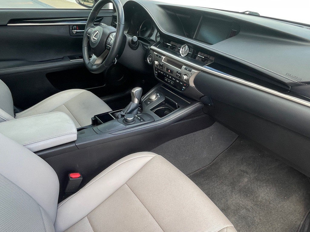 2017 Lexus ES Image 86