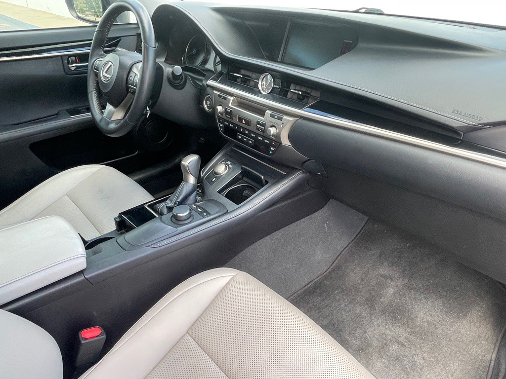 2017 Lexus ES Image 93