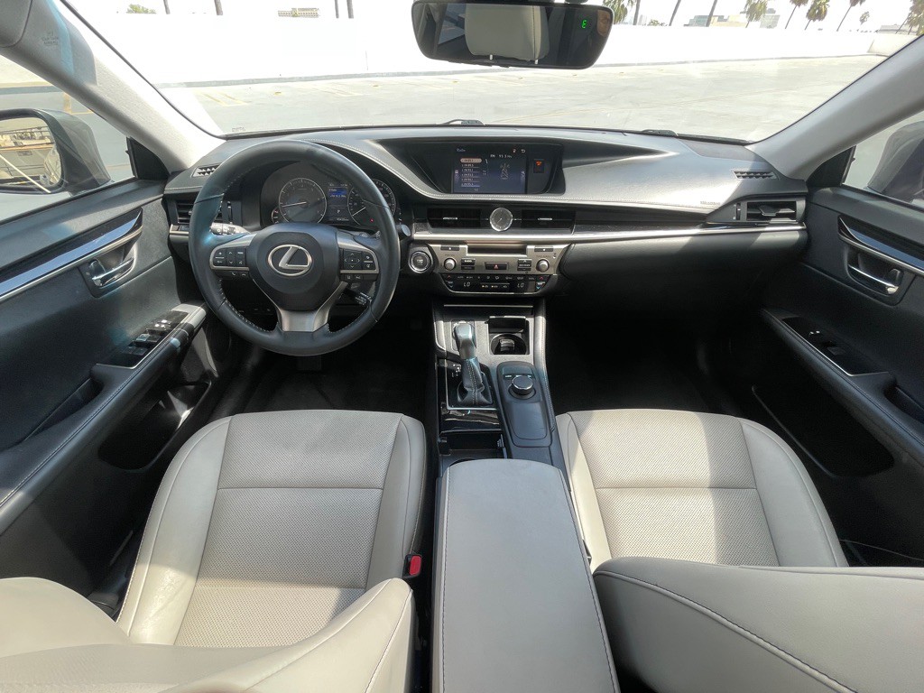 2017 Lexus ES Image 104