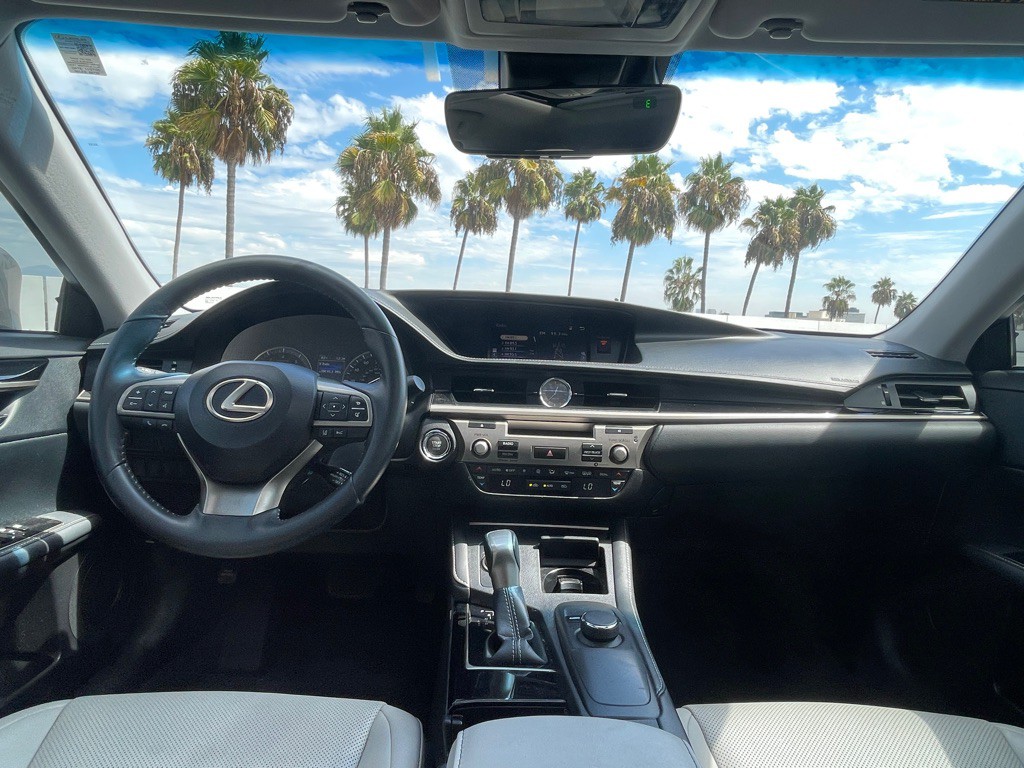 2017 Lexus ES Image 106