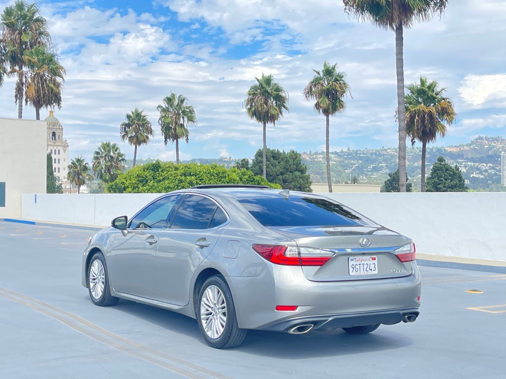 2017 Lexus ES Image 3