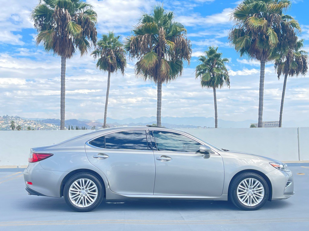 2017 Lexus ES Image 2