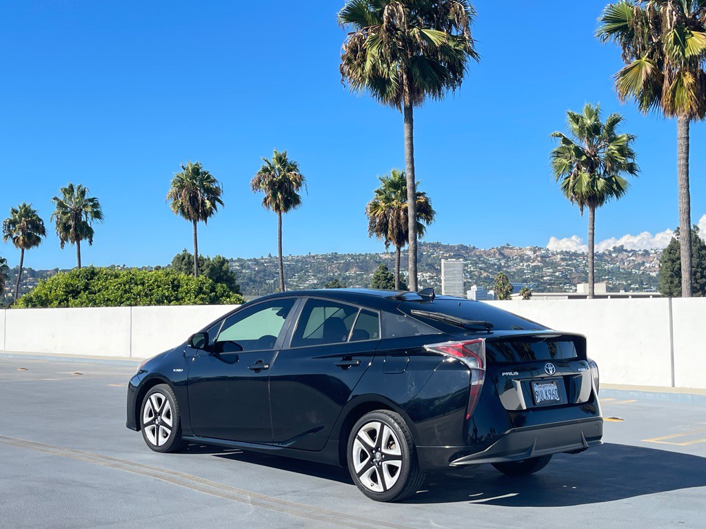2016 Toyota Prius Image 2