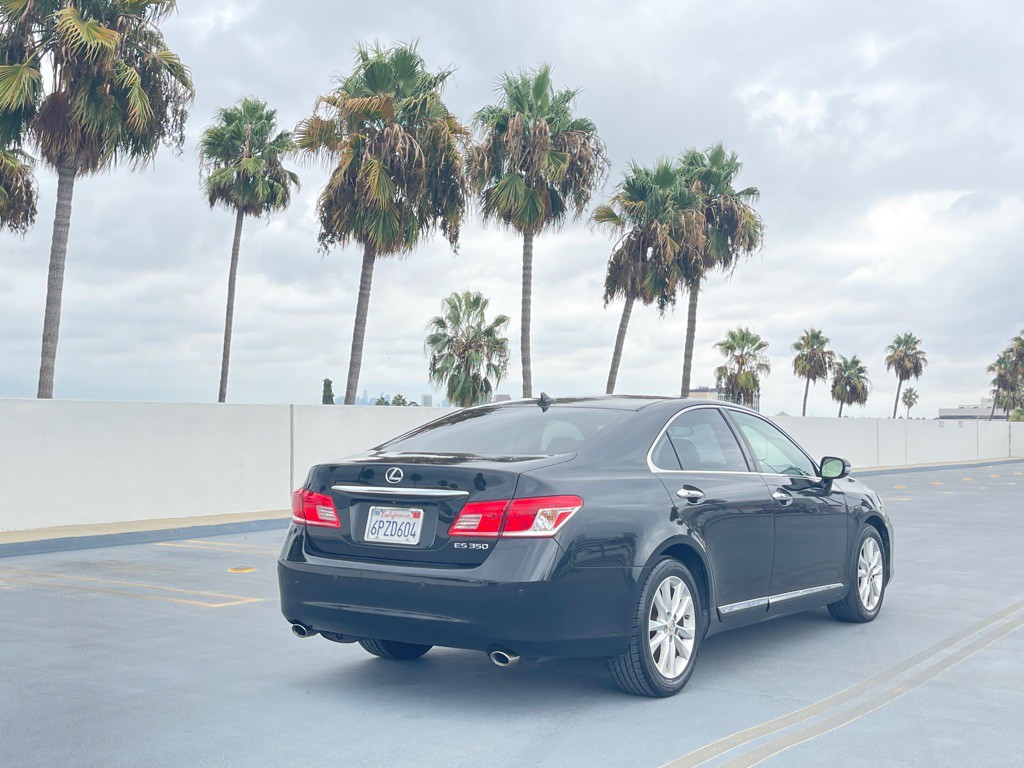 2011 Lexus ES Image 2