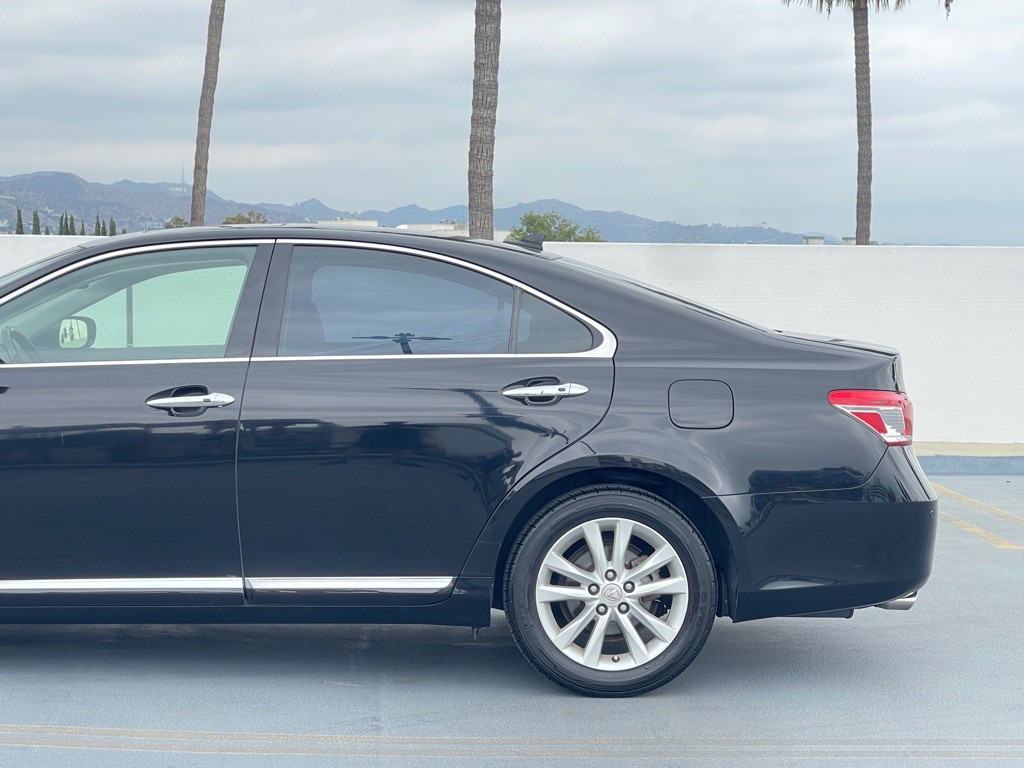2011 Lexus ES Image 6
