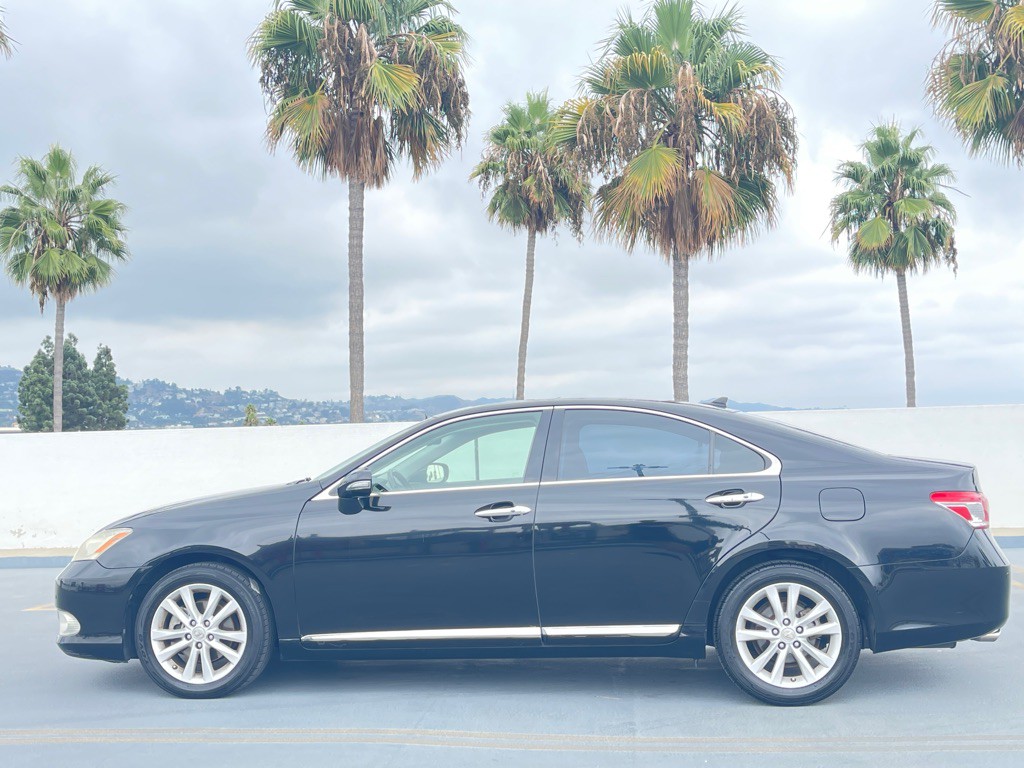 2011 Lexus ES Image 16