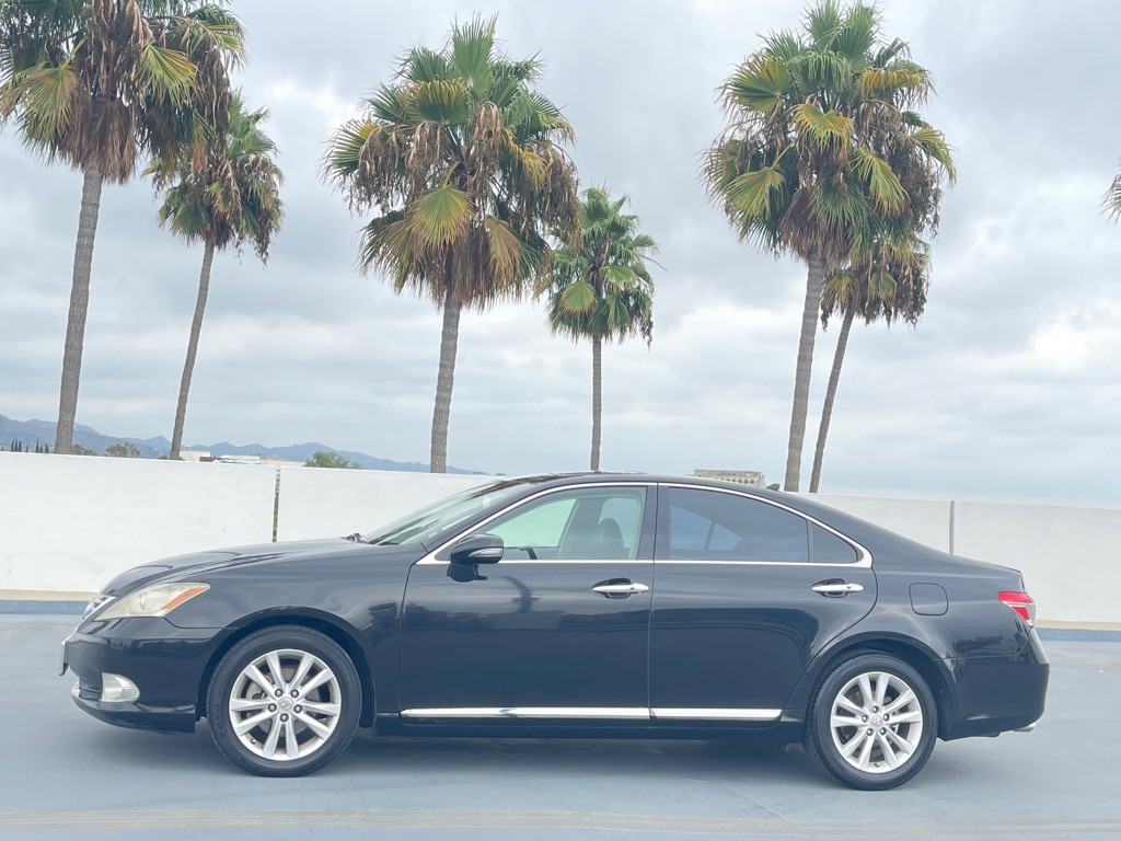 2011 Lexus ES Image 17