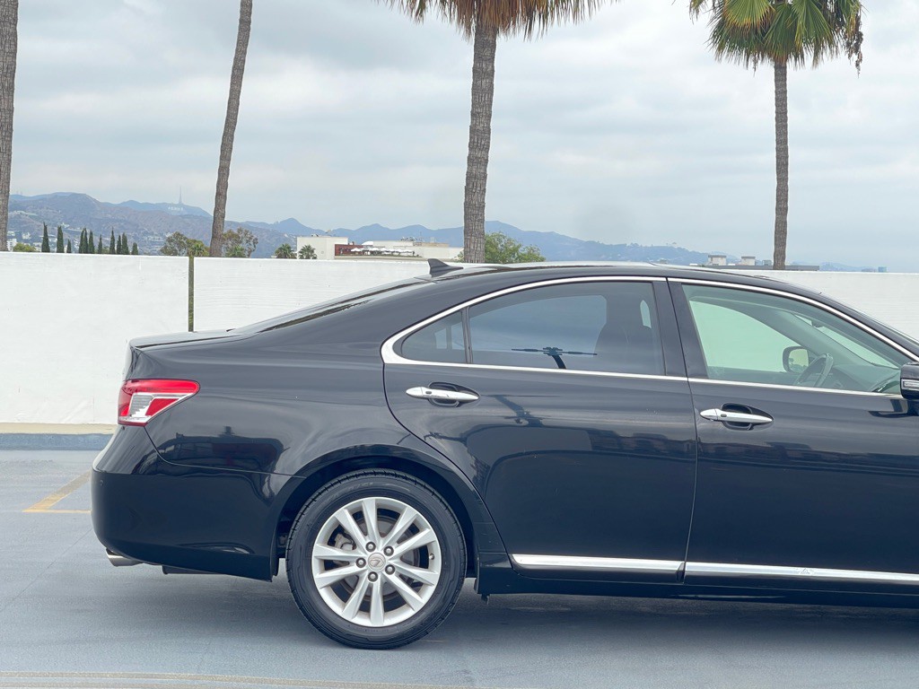 2011 Lexus ES Image 28