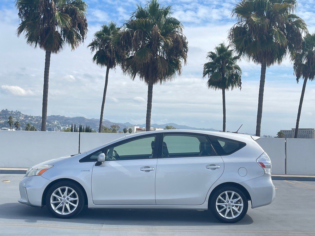 2013 Toyota Prius Image 2